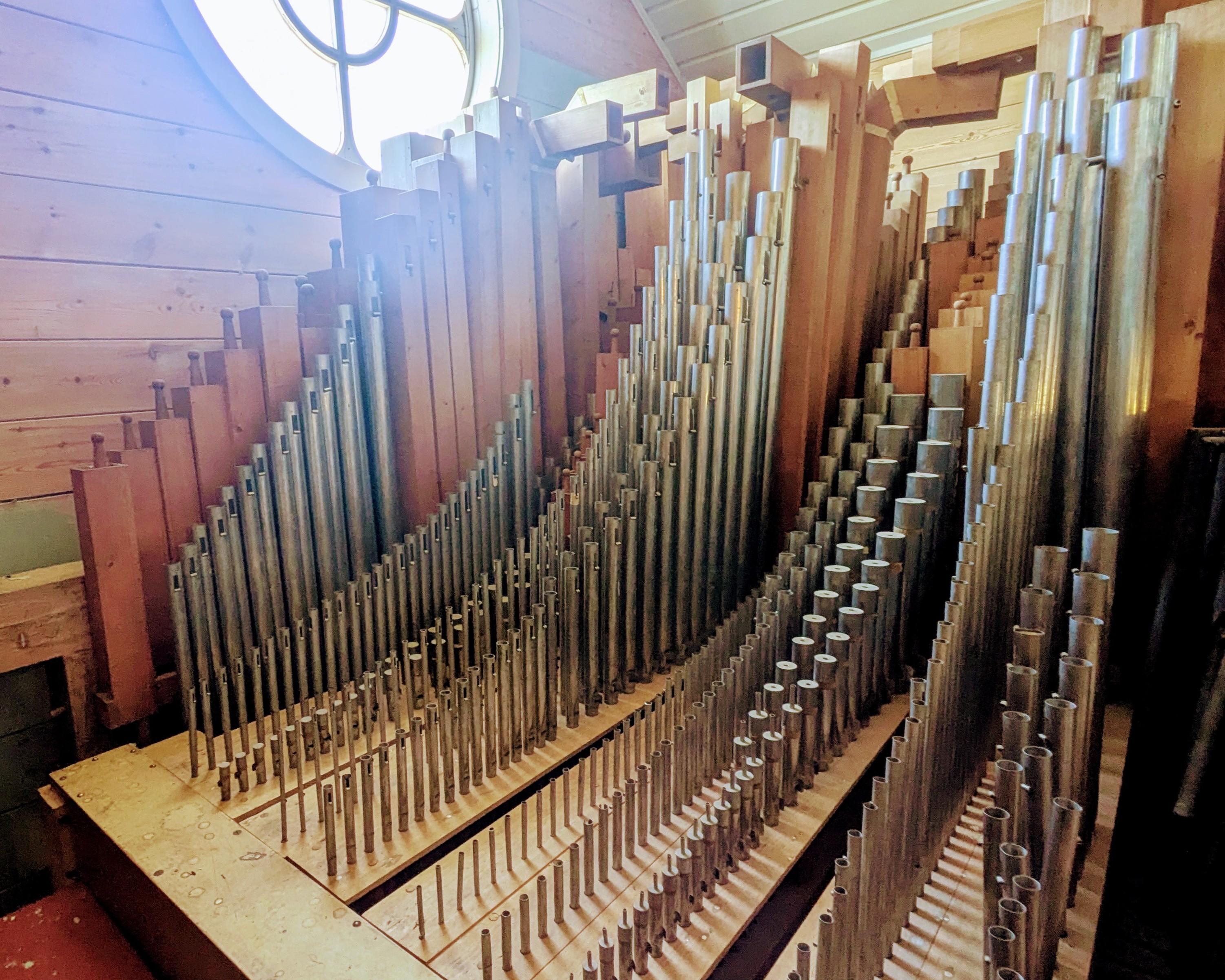 Foto av pipene i orgelet i Tjugum kyrkje