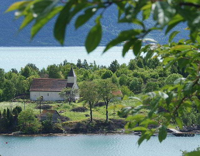Kvamsøy kyrkje ligg på øya Kvamsøy i Balestrand, Sogndal kommune. Foto: Jostein Risa