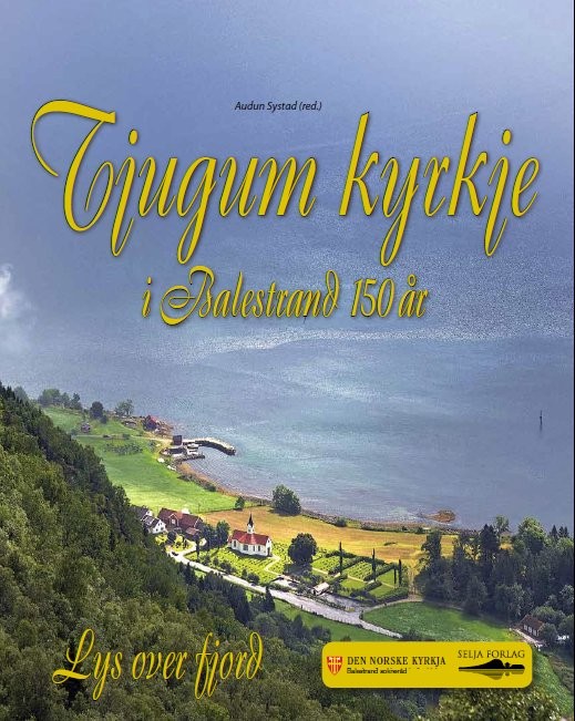 Bilete av omslaget til boka Tjugum kyrkje i Balestrand 150 år - Lys over Fjord. Bilete av kyrkja, gravplassen og fjorden teke ovanfrå.